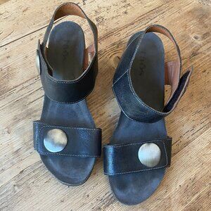 Taos Carousel 2 Sandals Women's Size 8.5 Leather Ankle Strap Open Toe Wedge
